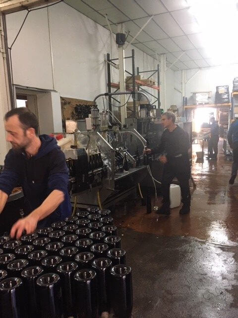 289 Pose des bouteilles dans le champagel Domaine Nebout Vins Saint Pourcain Allier Auvergne